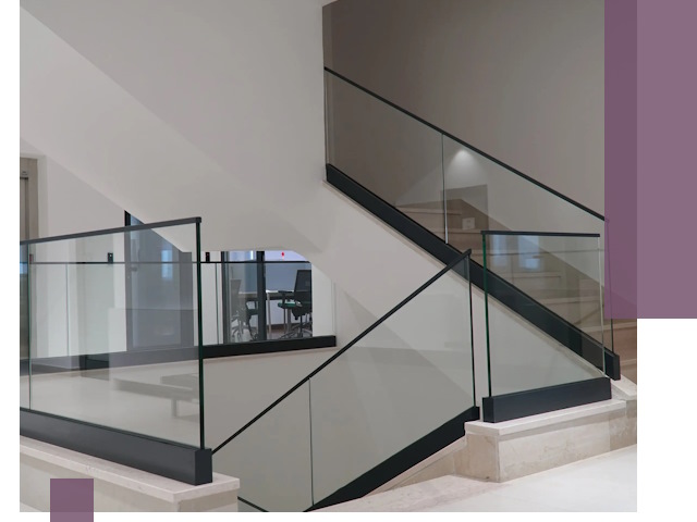 Стеклянные перила премиум-класса с установкой в Новотроицке