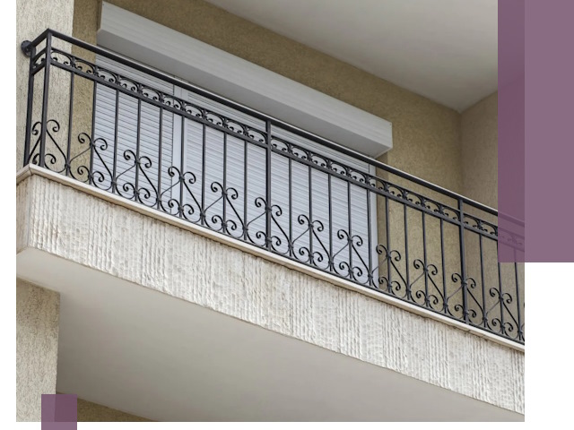 Балконные ограждения из металла и стекла в Новотроицке для домов