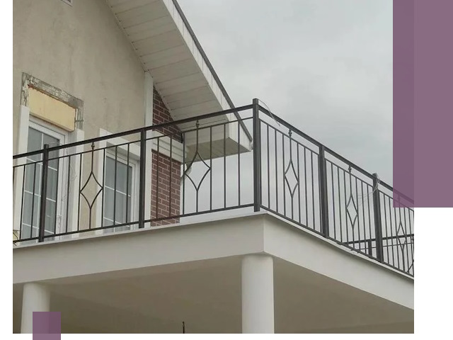 Изготовление балконных ограждений в Новотроицке из металла и стекла