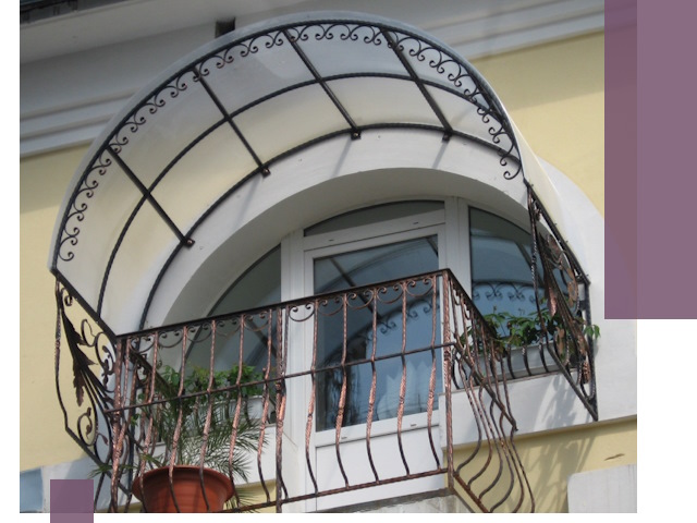 Козырьки над балконом в Новотроицке — изготовление и монтаж